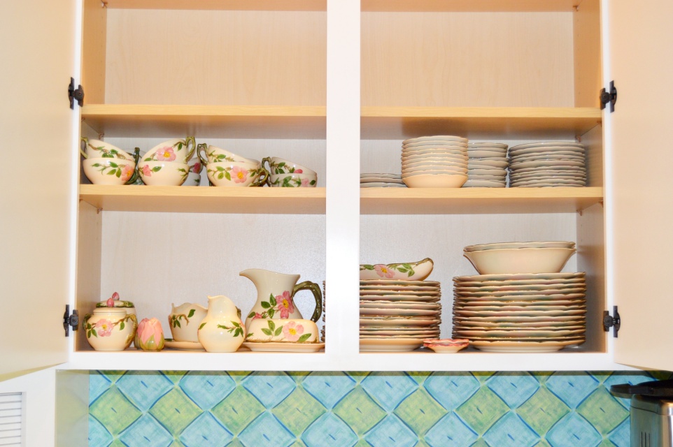 Franciscan Earthenware Dishes (90 pieces)