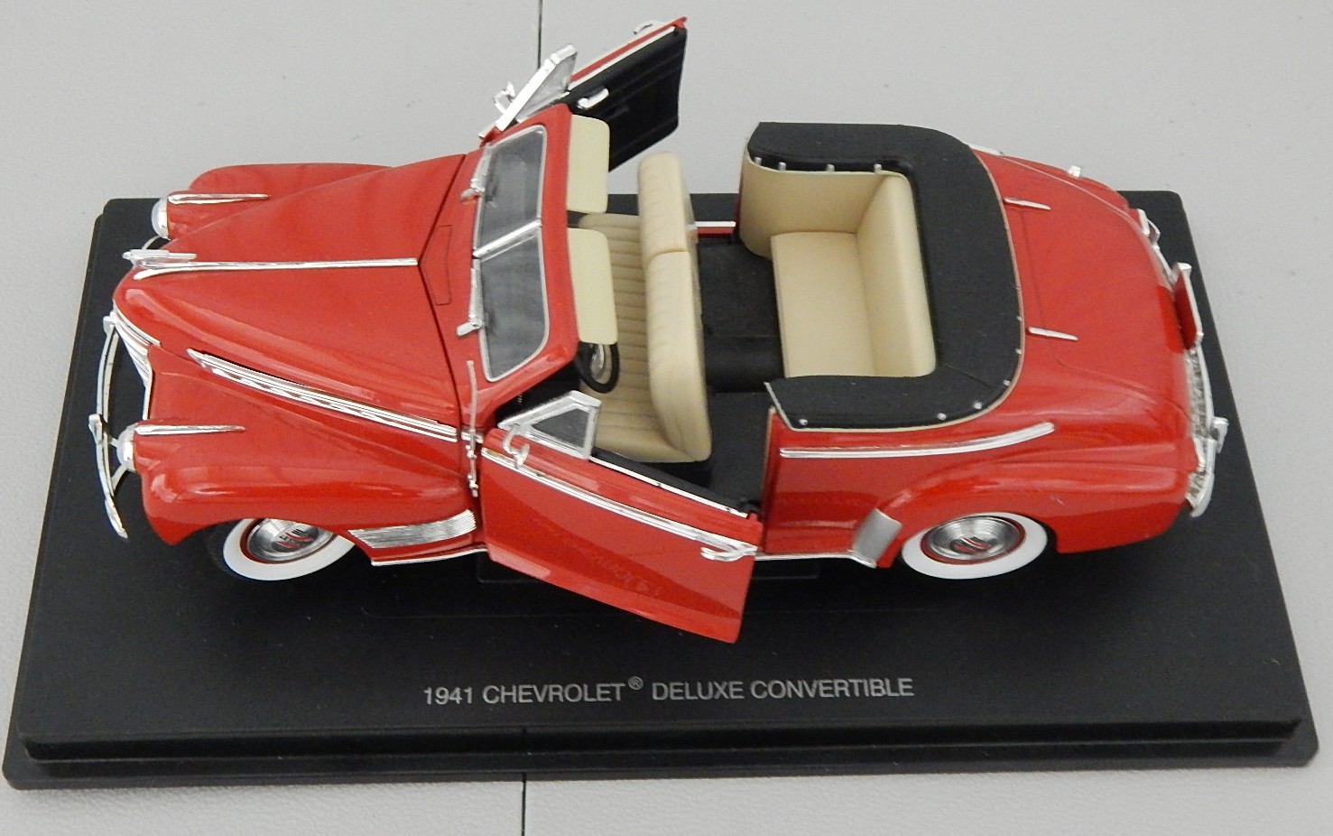 Classic 1:18 1941 Chevrolet Deluxe Convertible Model Car