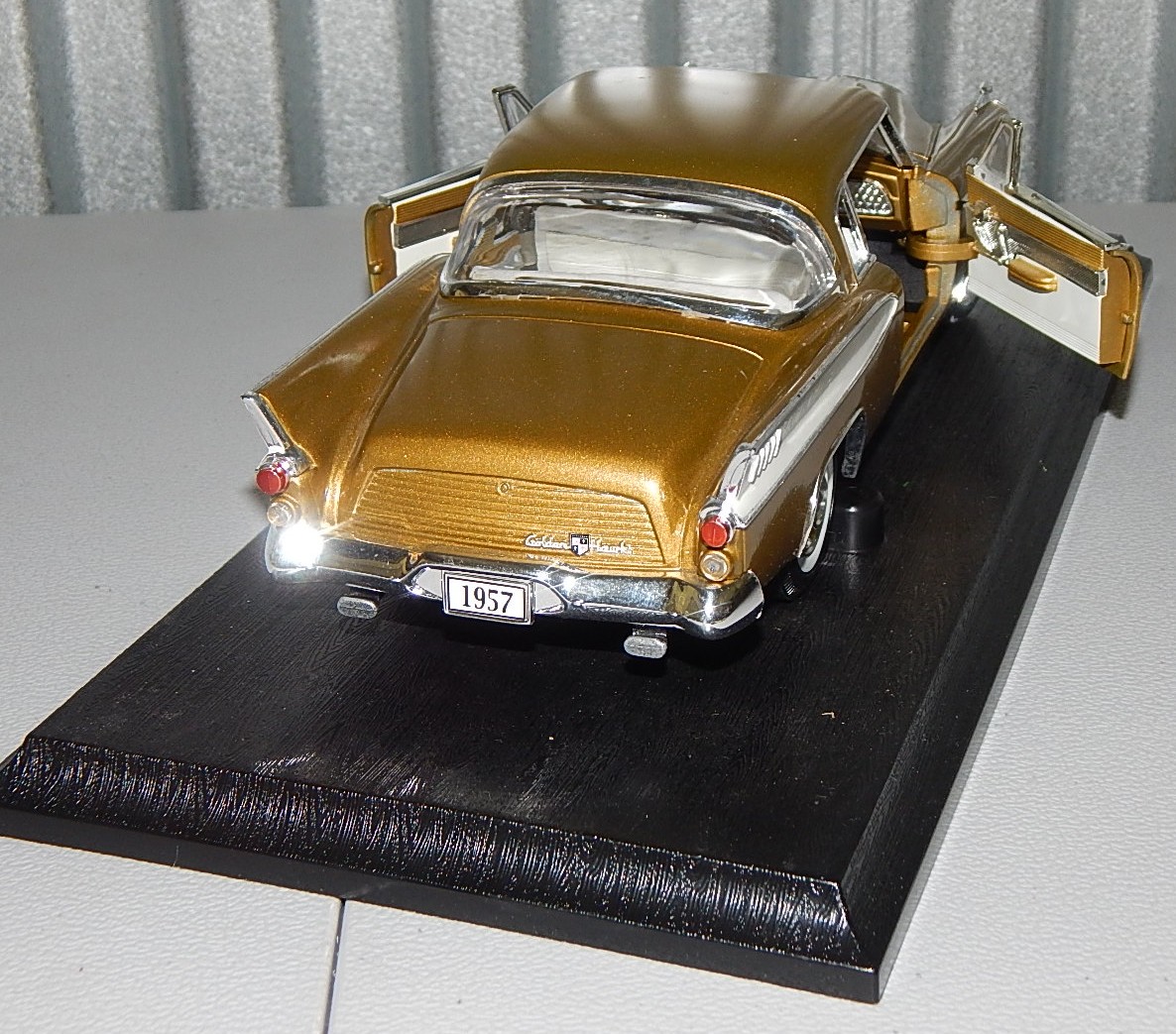 ANSO 1:18 1957 Stuebaker Golden Hawk