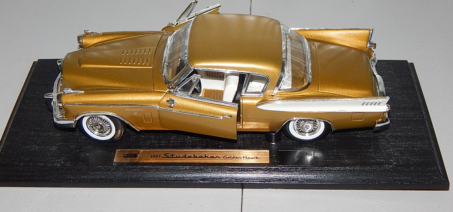 ANSO 1:18 1957 Stuebaker Golden Hawk