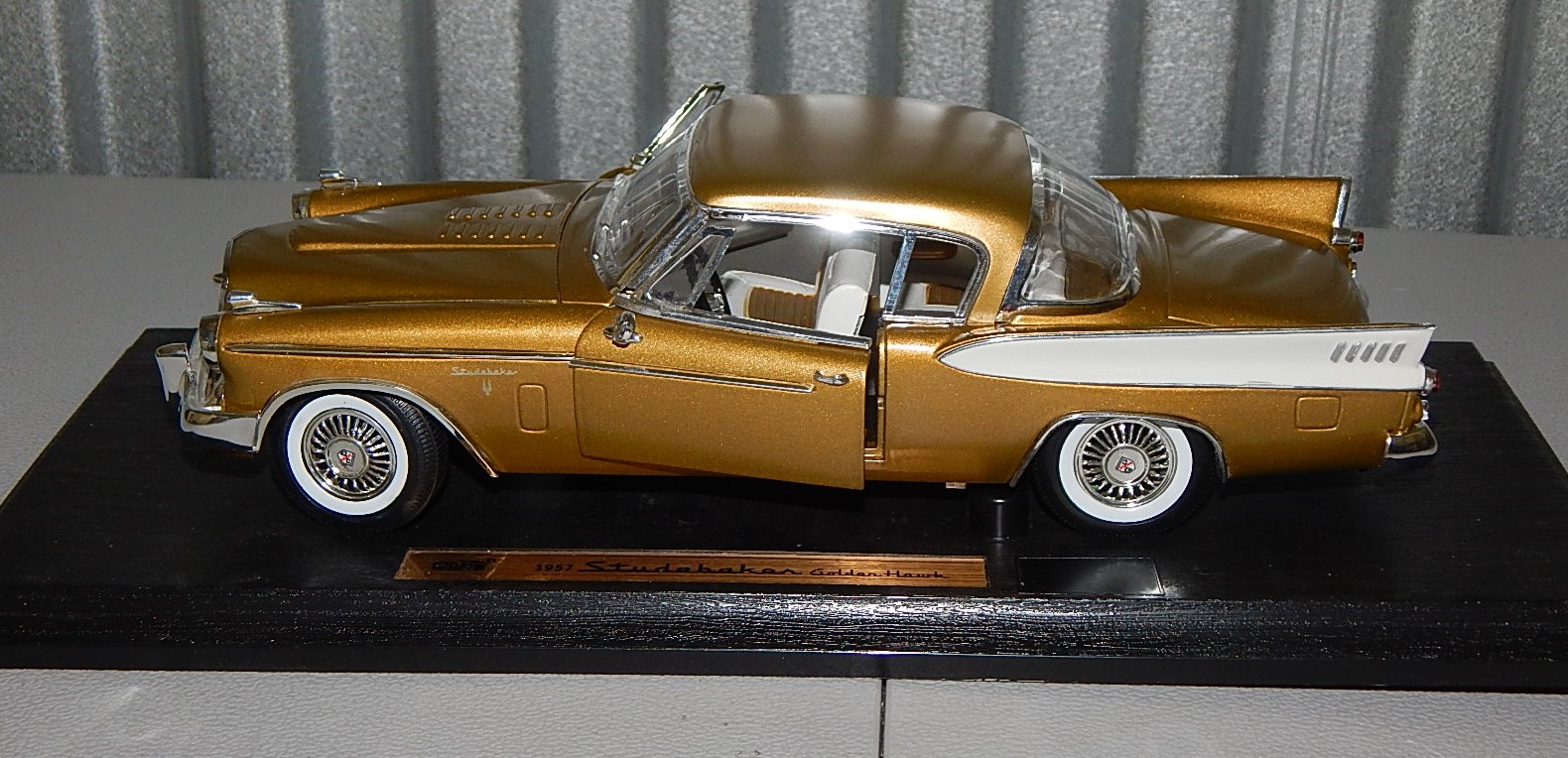 ANSO 1:18 1957 Stuebaker Golden Hawk