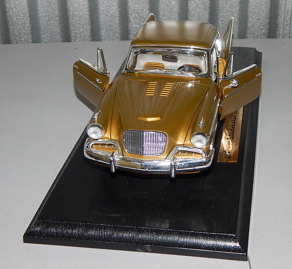 ANSO 1:18 1957 Stuebaker Golden Hawk