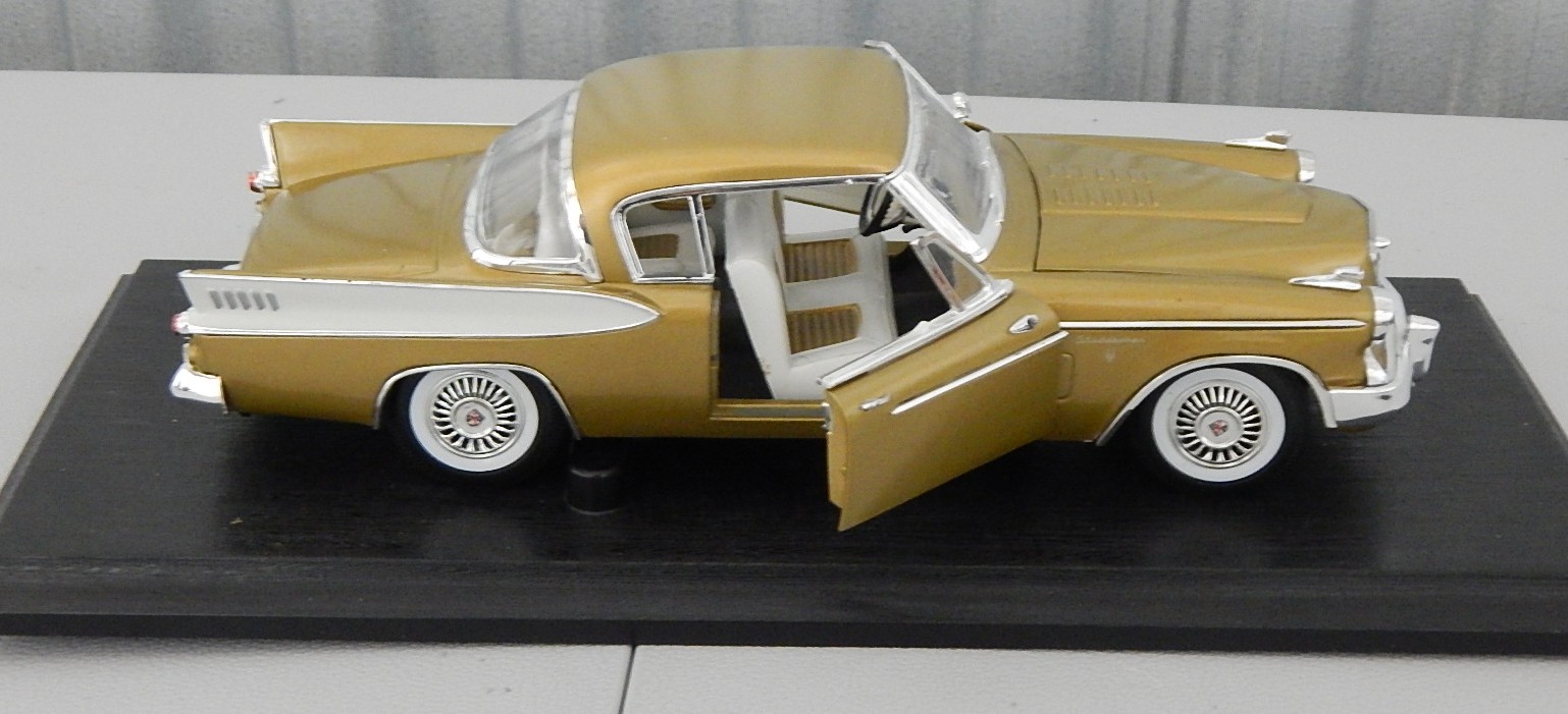 ANSO 1:18 1957 Stuebaker Golden Hawk