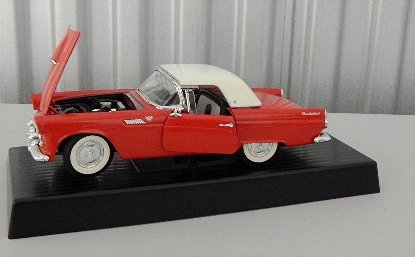 1:18 Scale 1955 Ford Thunderbird