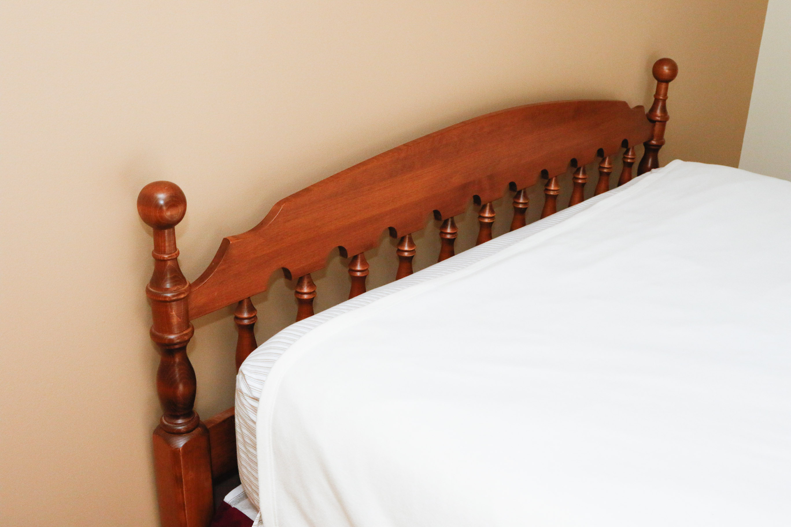 Ethan Allen Queen Maple Cannonball Bed