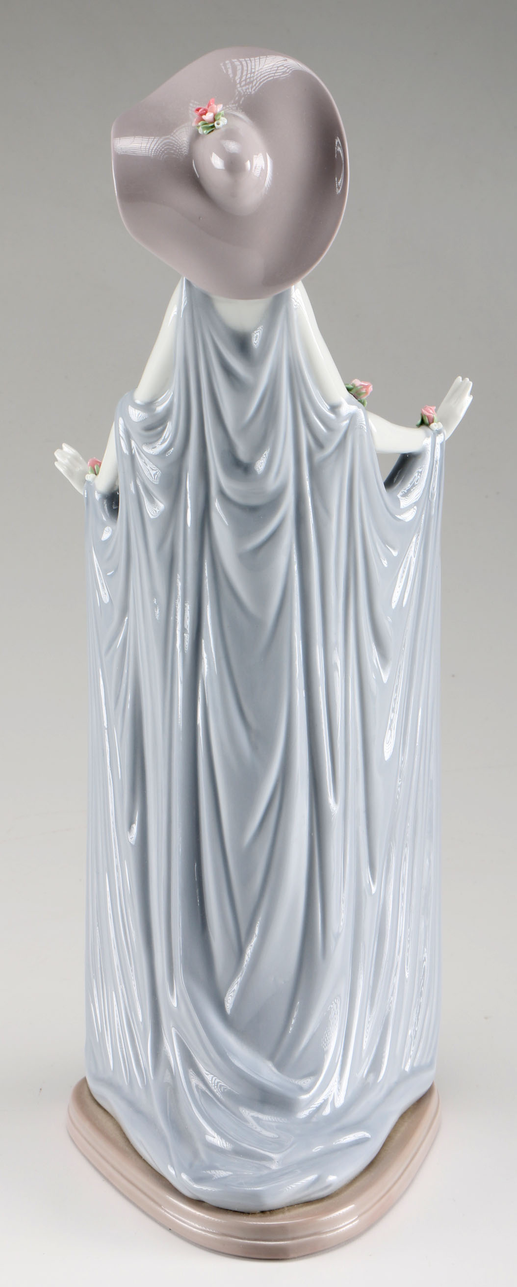 Circa 1982 Lladro "Afternoon Tea" Figurine