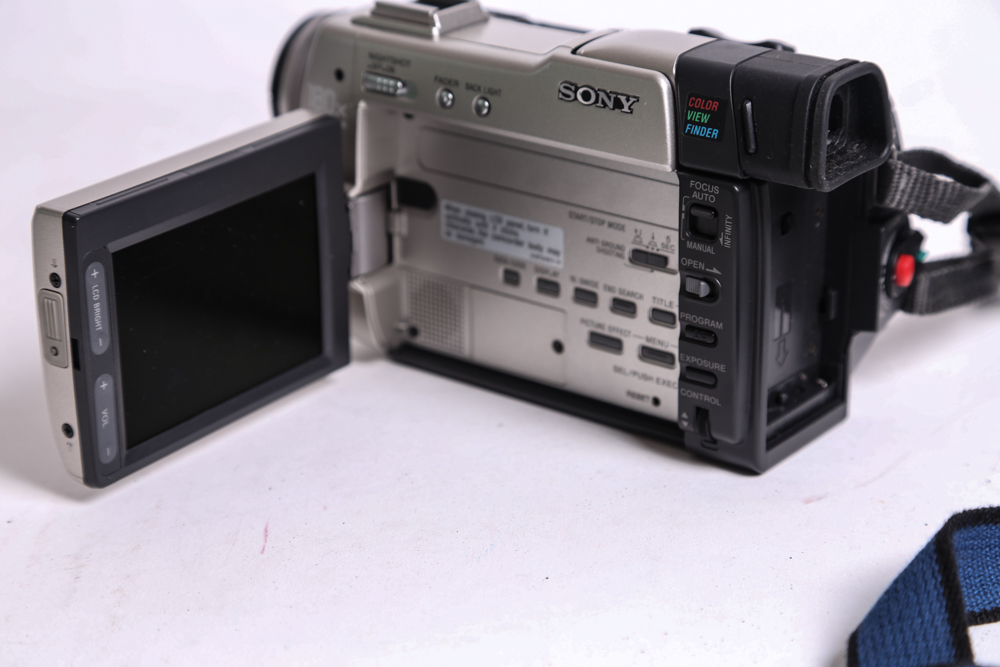 Sony DCR TRV9 Steadyshot Handycam with Case