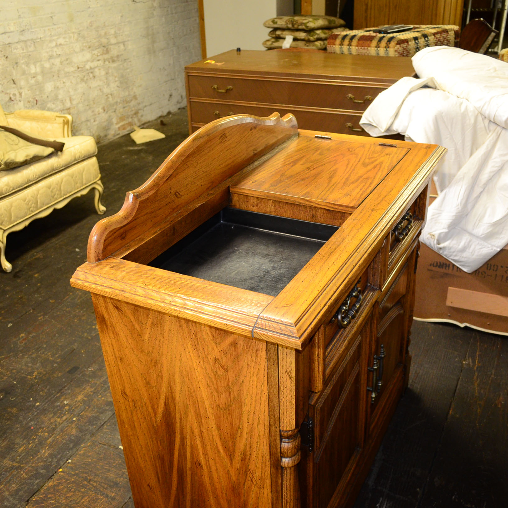 Virginia House Contemporary Oak Dry Bar