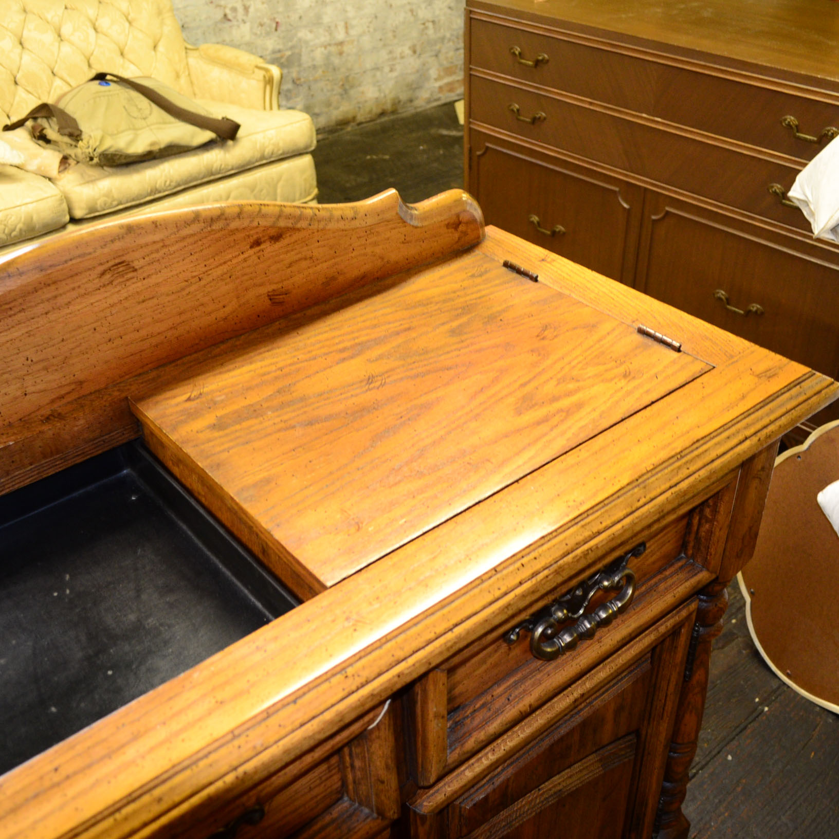 Virginia House Contemporary Oak Dry Bar