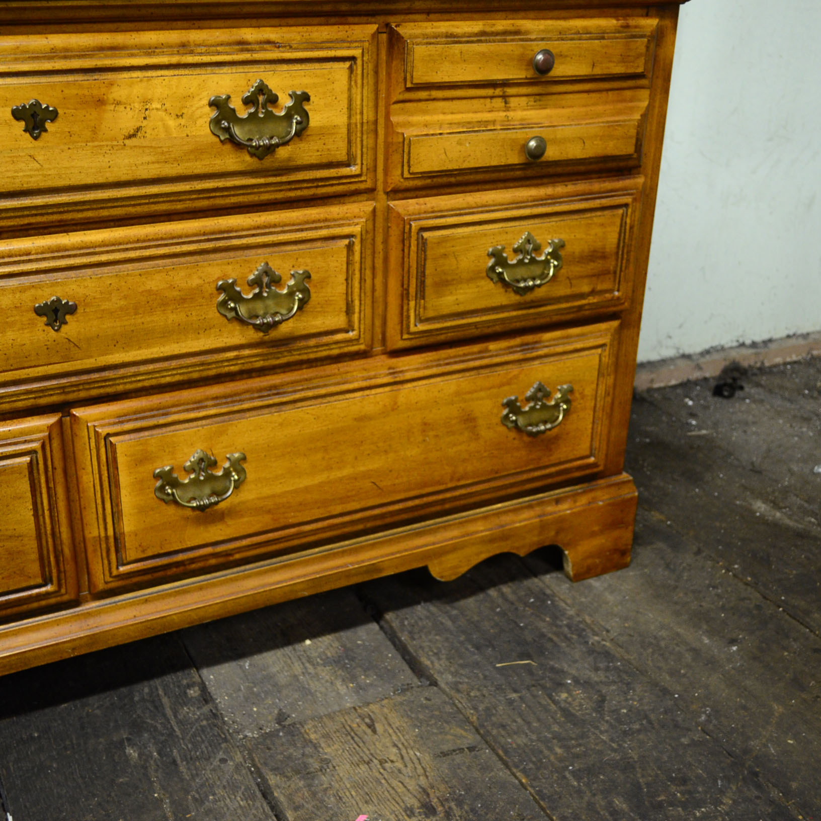 American Drew Traditional Pine Dresser With Attached Mirror