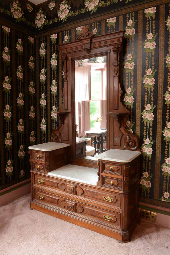 Eastlake Drop Well Dresser