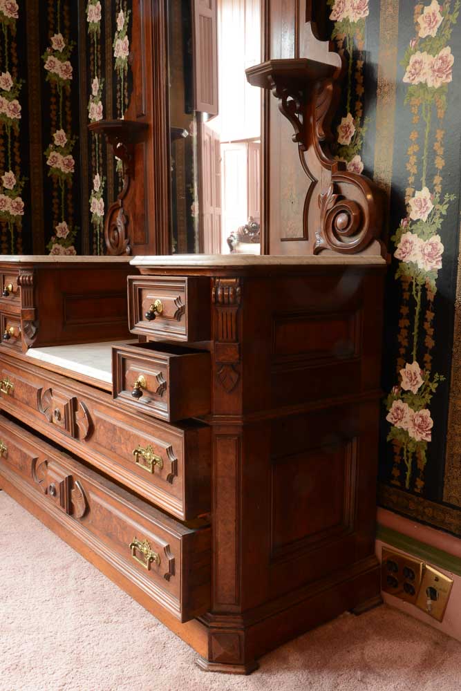 Eastlake Drop Well Dresser