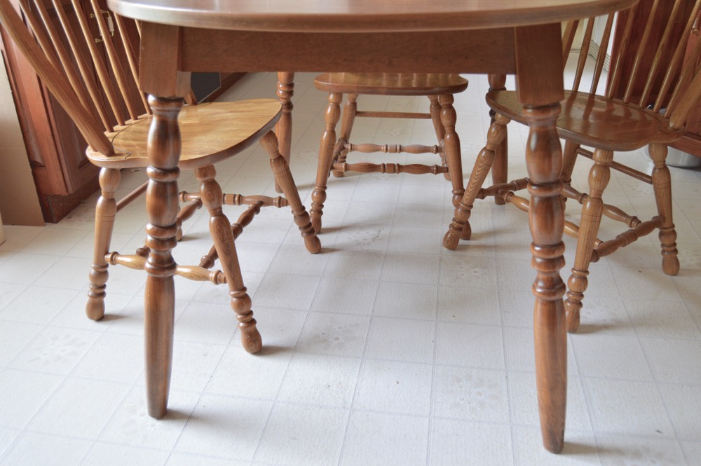 Early American Style Kitchen Table and Chairs