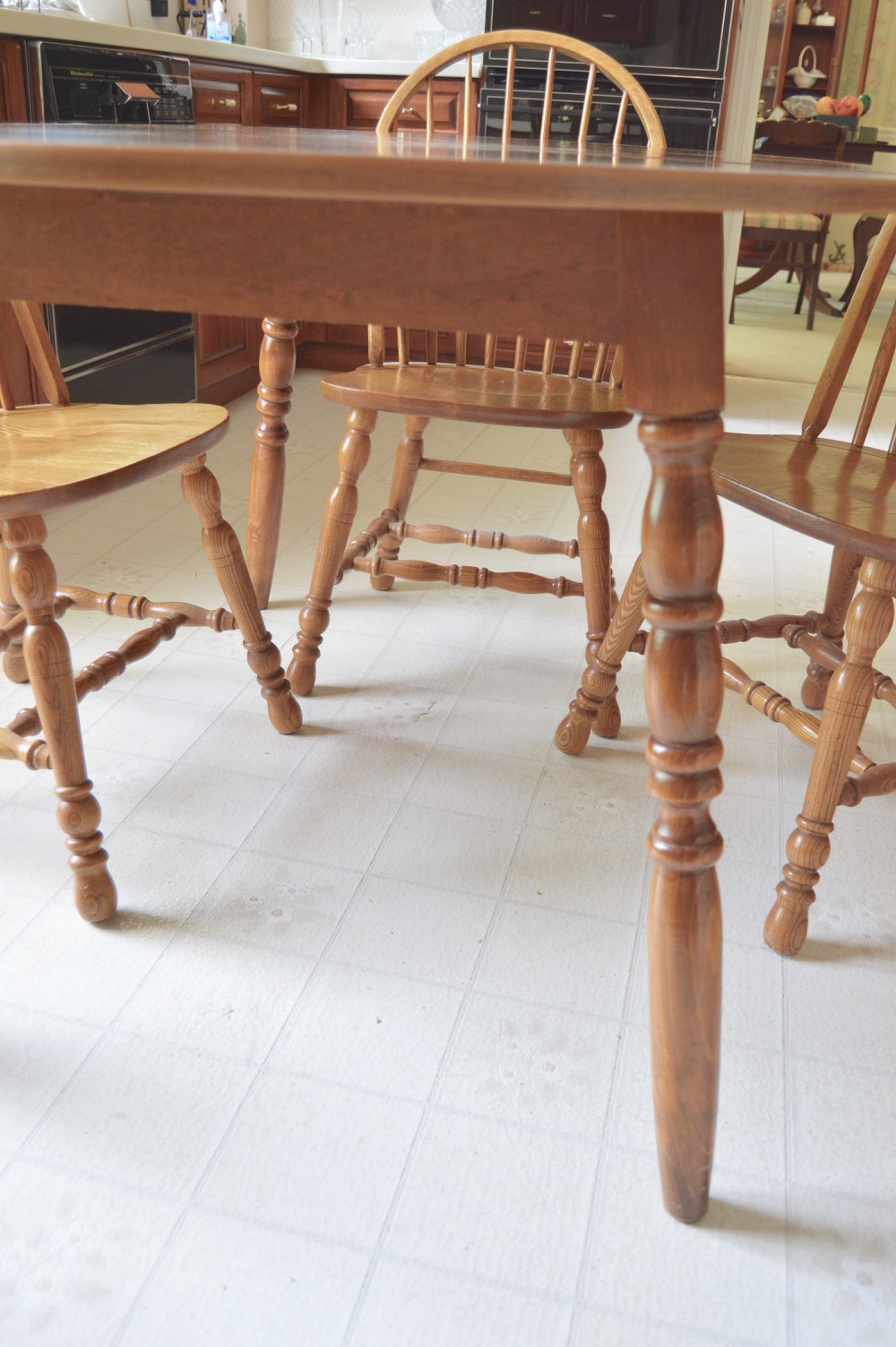 Early American Style Kitchen Table and Chairs