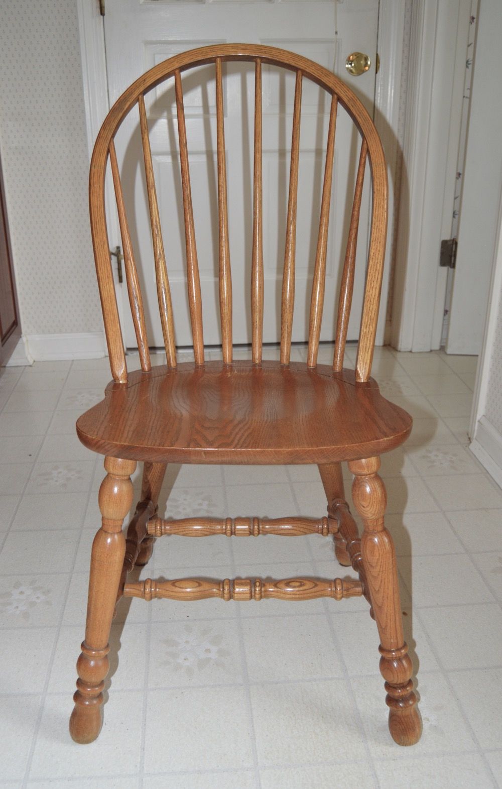 Early American Style Kitchen Table and Chairs