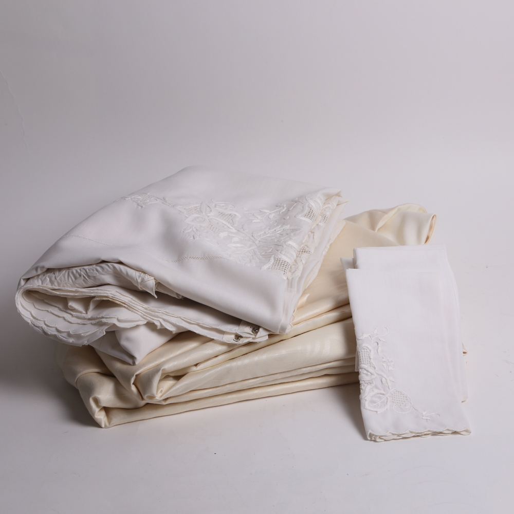 White and Cream Tablecloths and Napkins