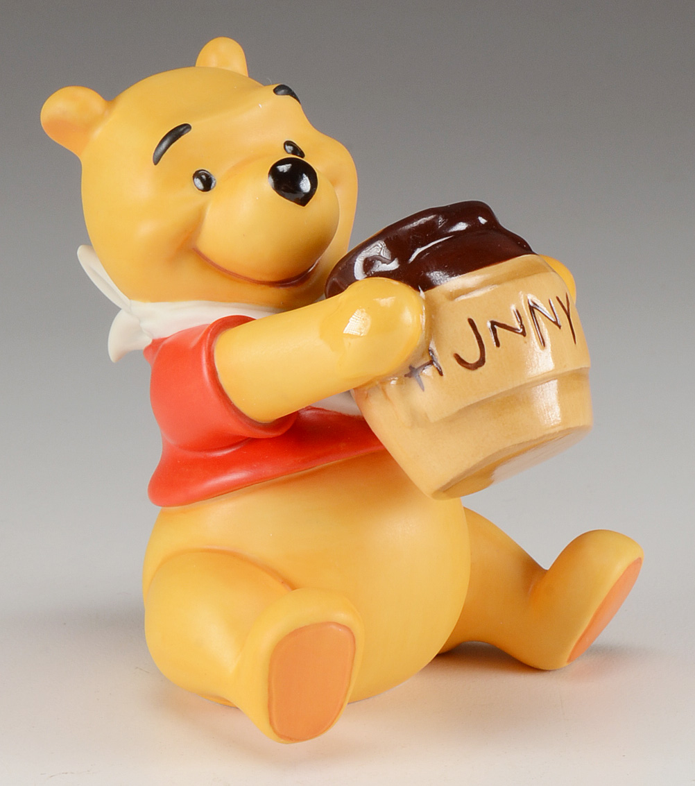 Walt Disney Classics Collection Winnie the Pooh Sculpture and Pin