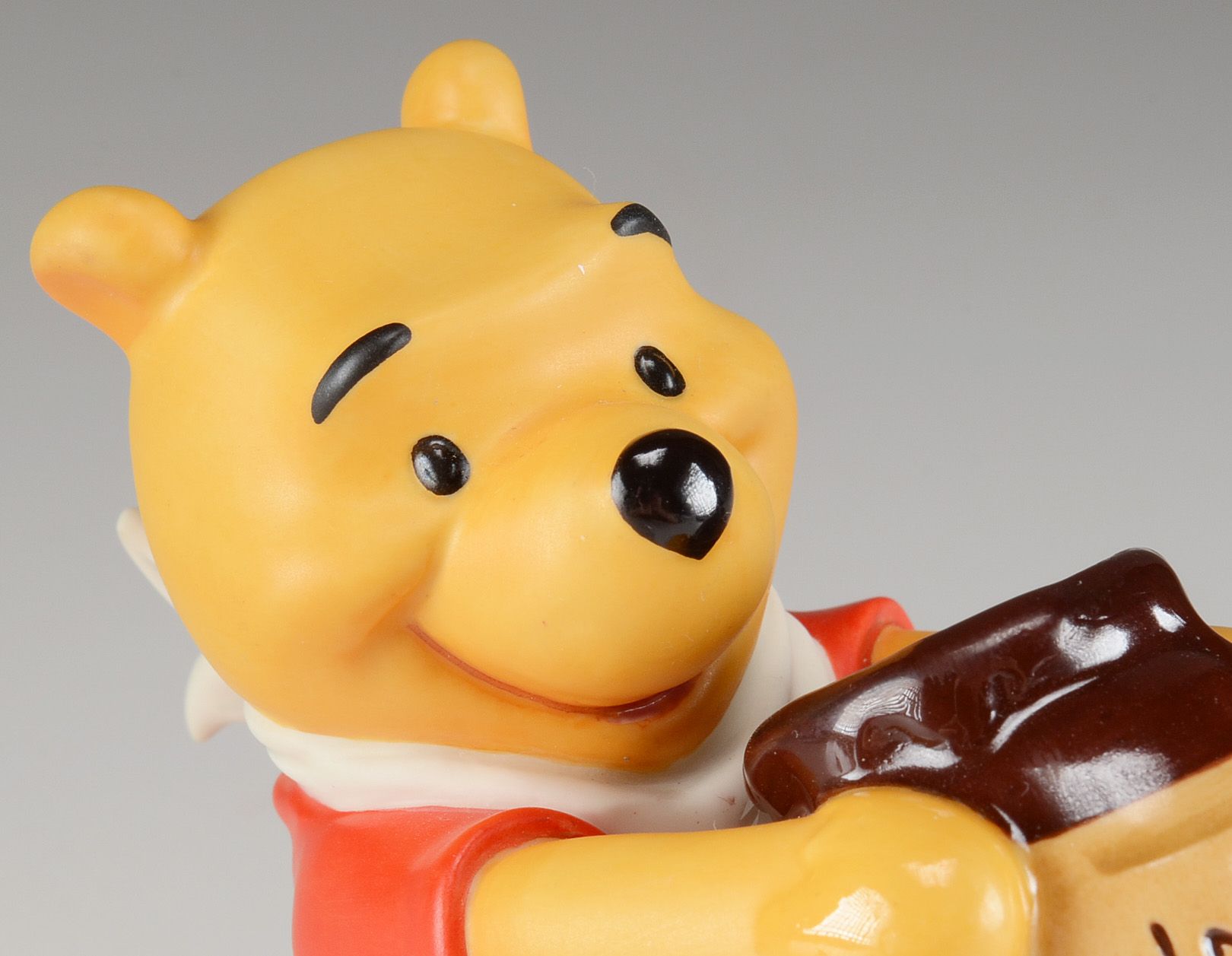 Walt Disney Classics Collection Winnie the Pooh Sculpture and Pin