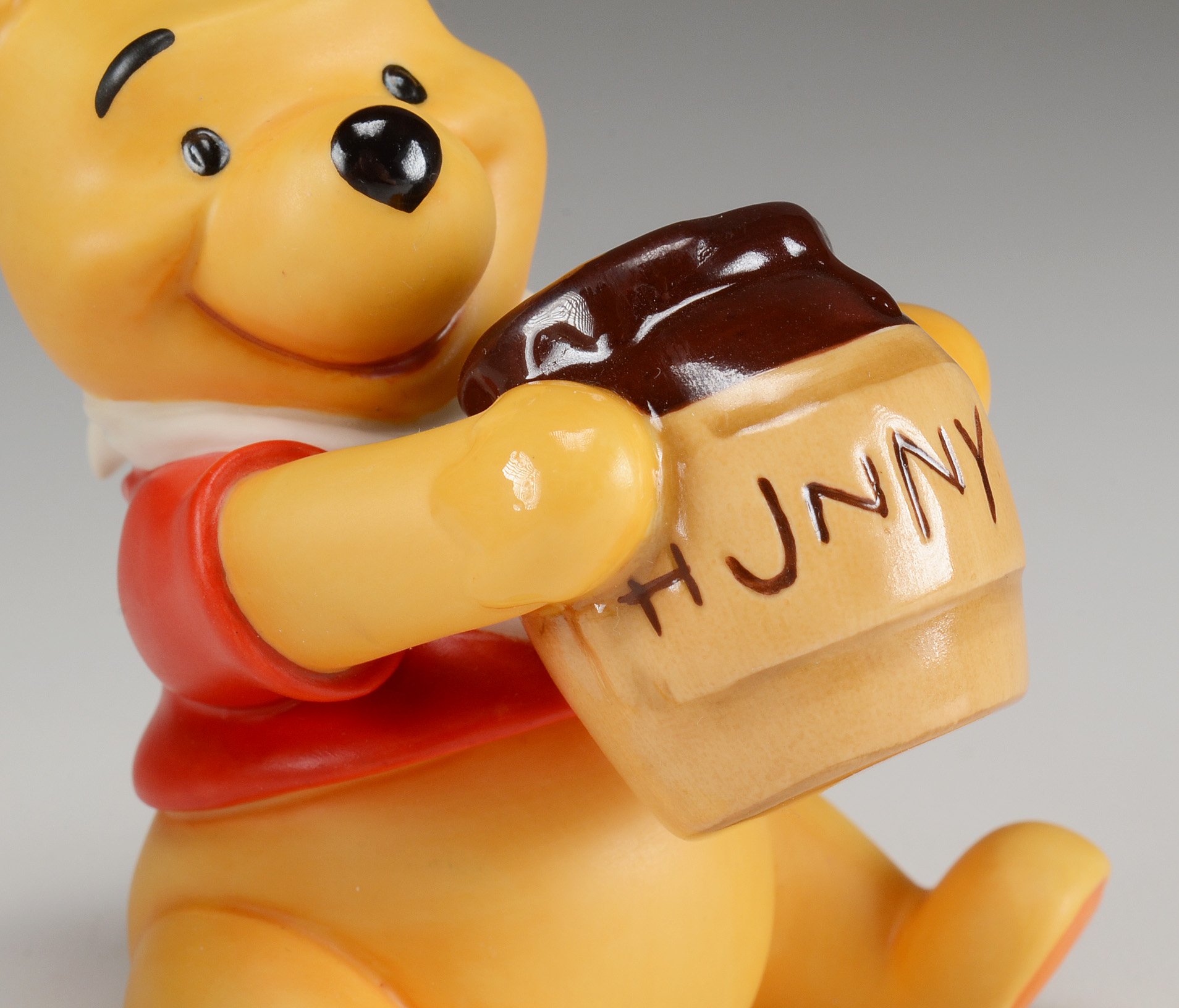 Walt Disney Classics Collection Winnie the Pooh Sculpture and Pin
