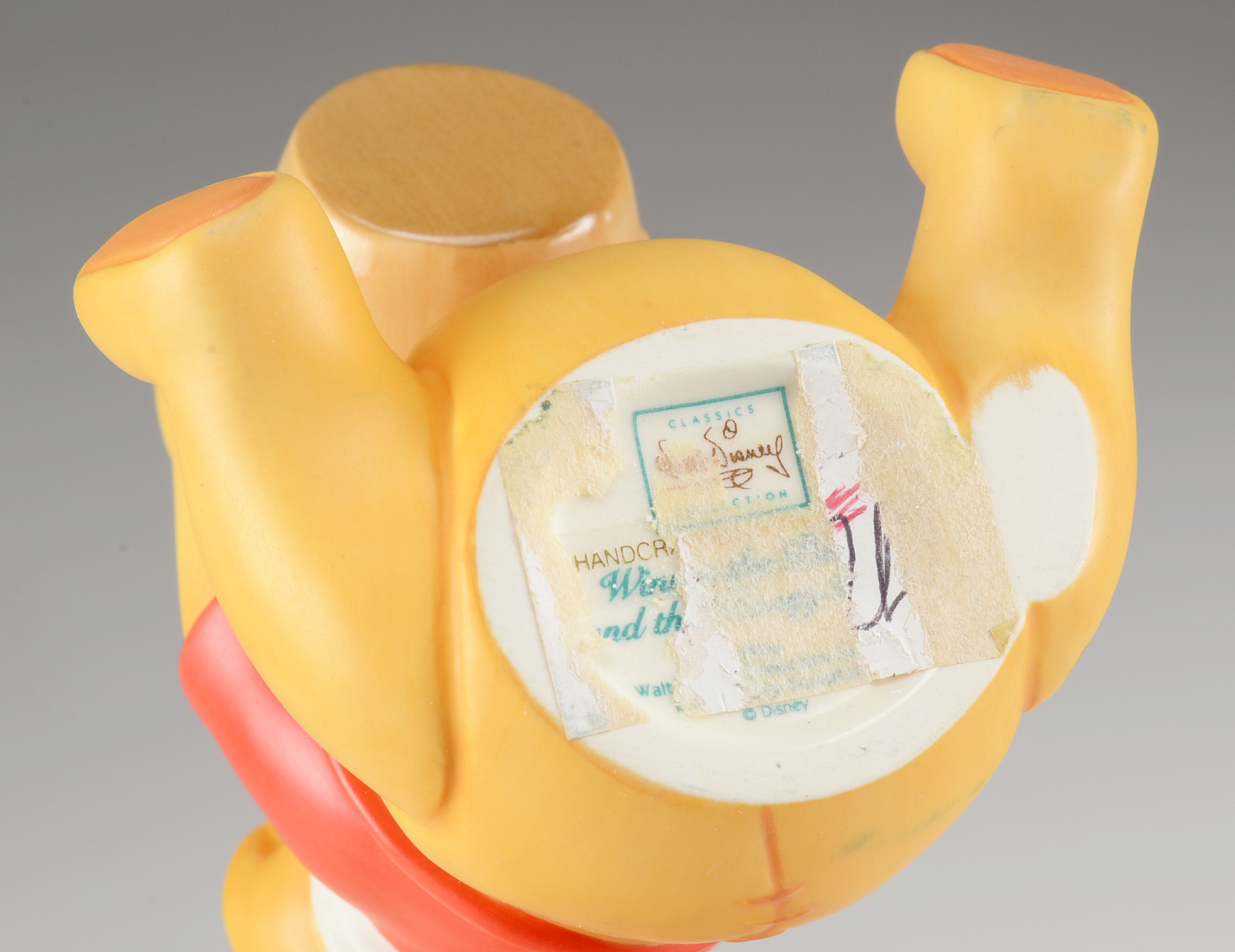 Walt Disney Classics Collection Winnie the Pooh Sculpture and Pin