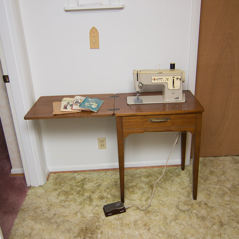 Vintage Singer Zig-Zag Model 457 Sewing Machine with Desk