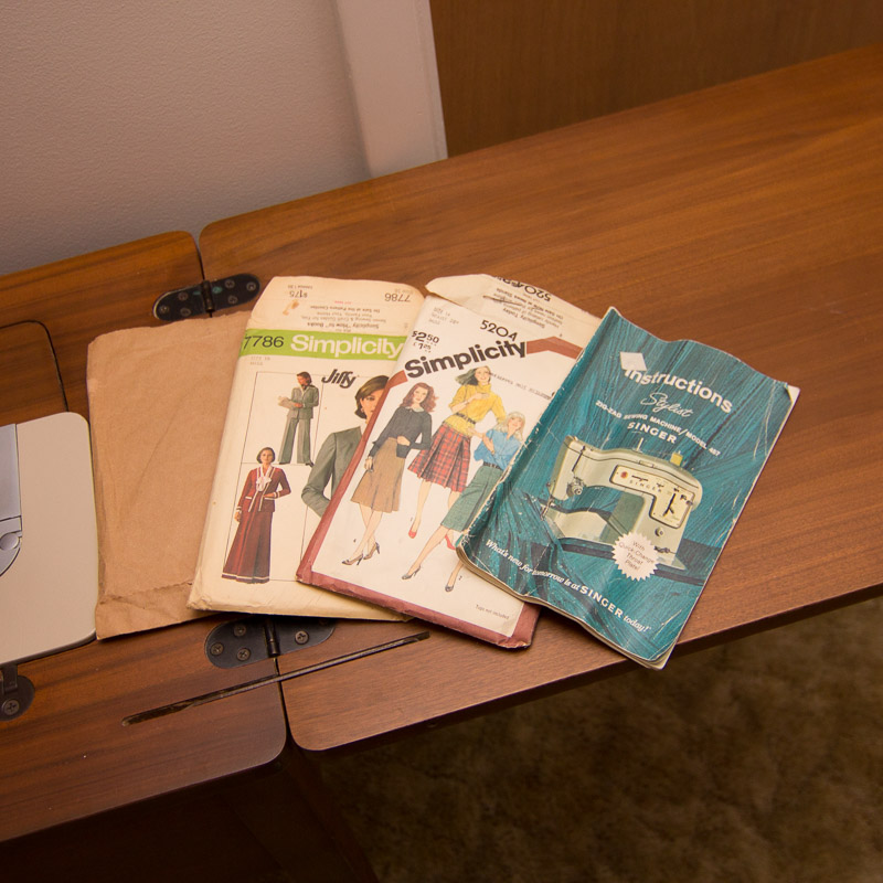 Vintage Singer Zig-Zag Model 457 Sewing Machine with Desk