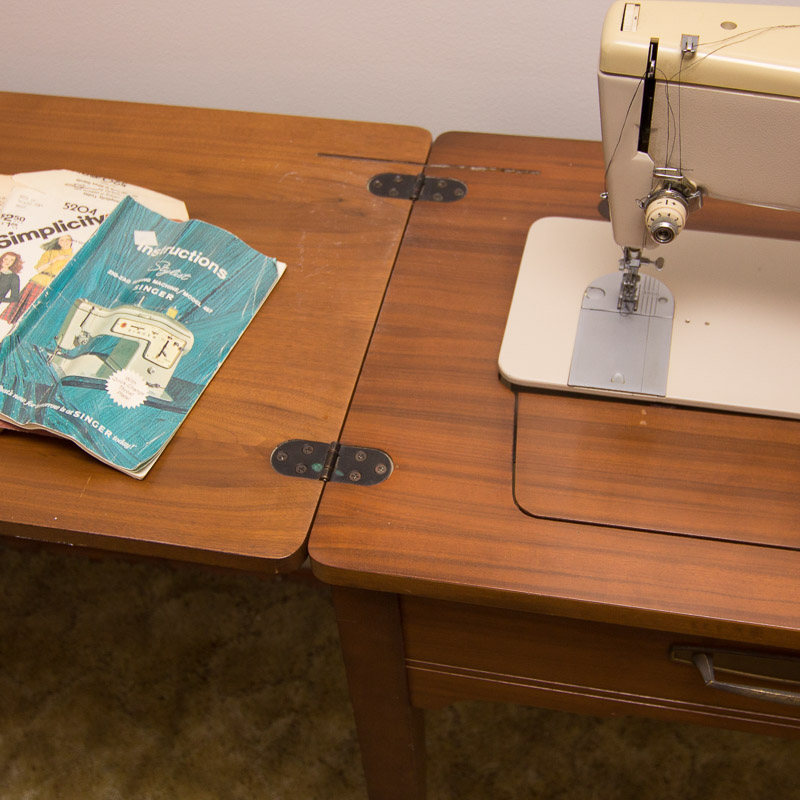 Vintage Singer Zig-Zag Model 457 Sewing Machine with Desk