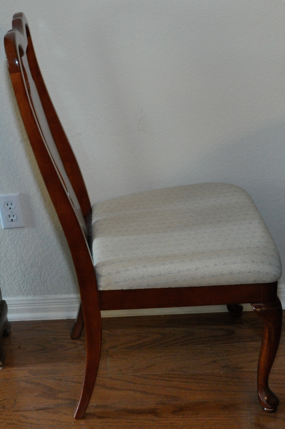 Universal Furniture Mahogany Dining Table and Chair Set