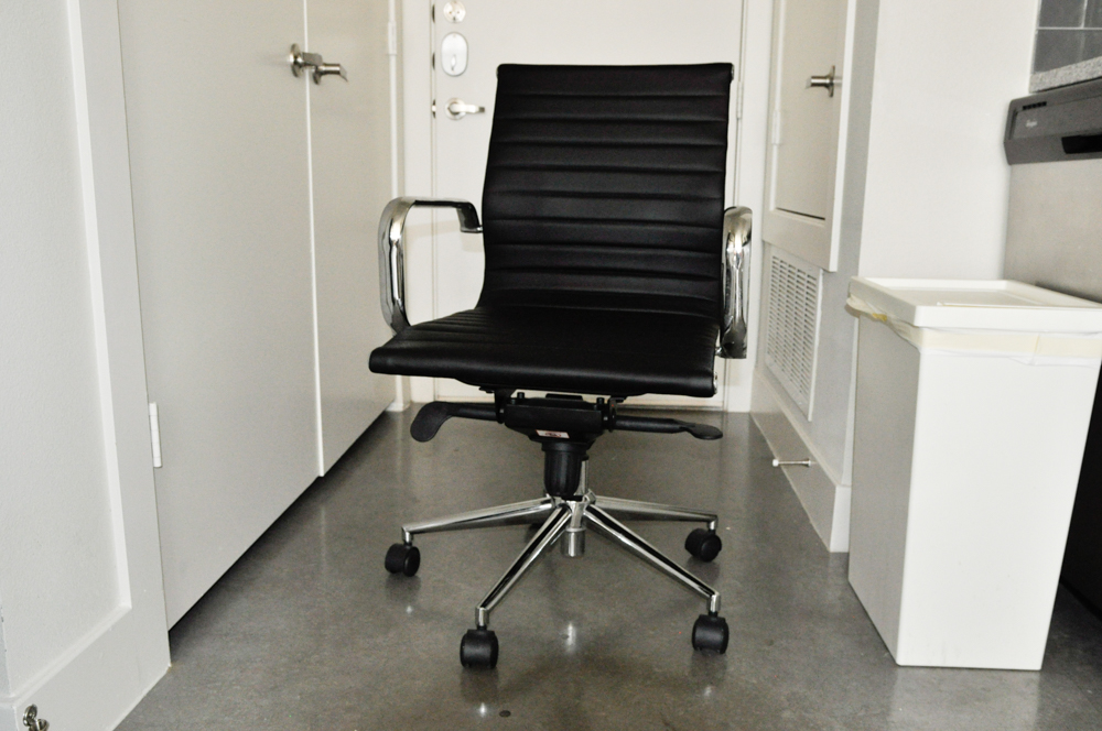 Reproduction of a Herman Miller Eame Aluminum Group Office Chair