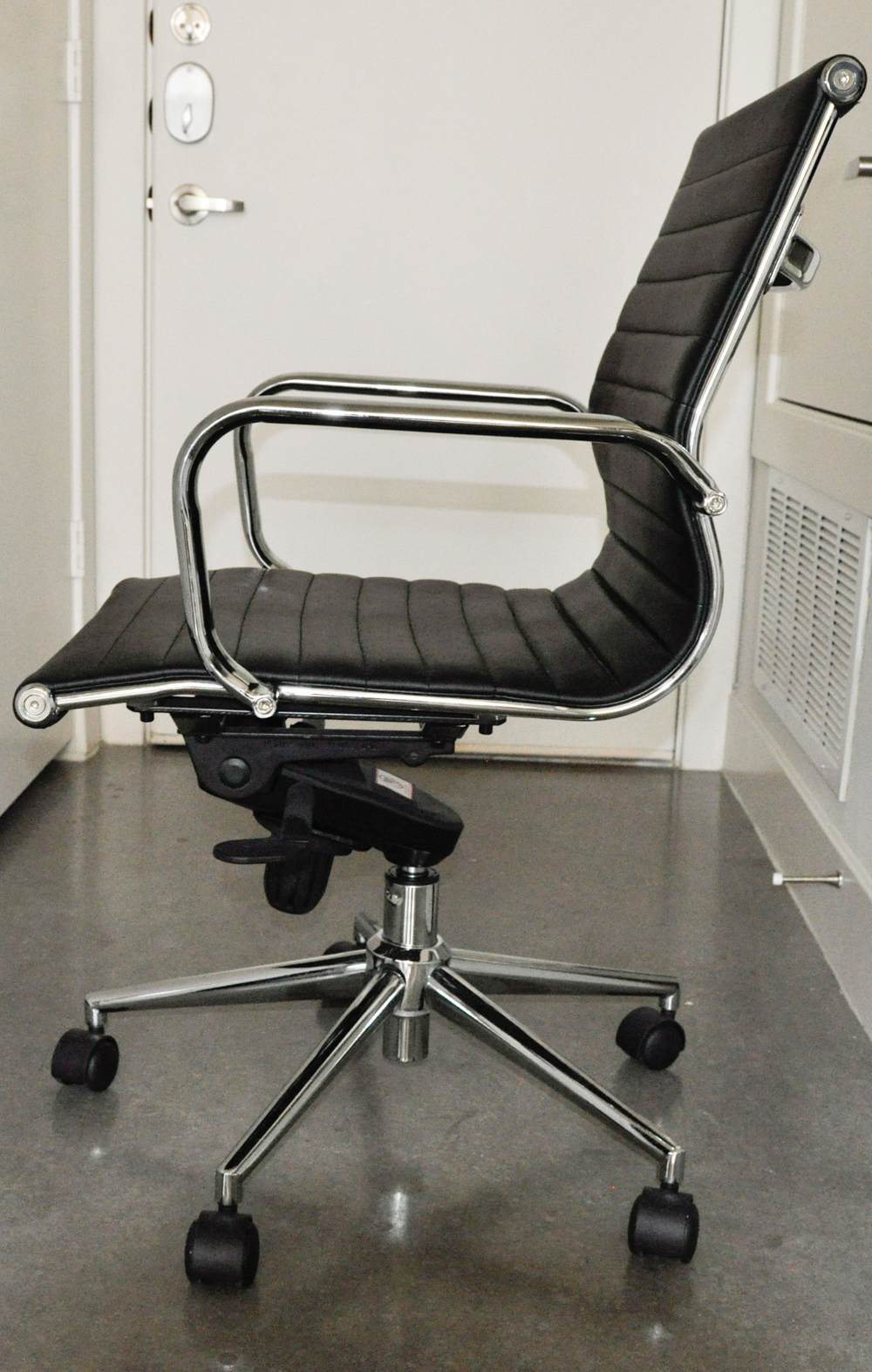 Reproduction of a Herman Miller Eame Aluminum Group Office Chair