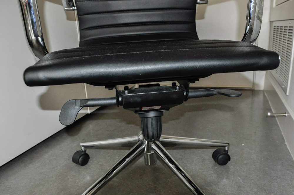 Reproduction of a Herman Miller Eame Aluminum Group Office Chair