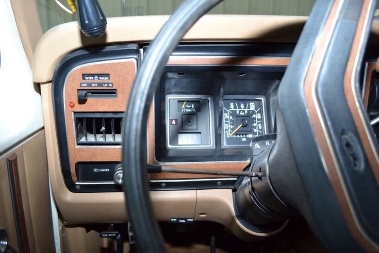 1985 Ford Ambulance Converted To "Vape" Truck