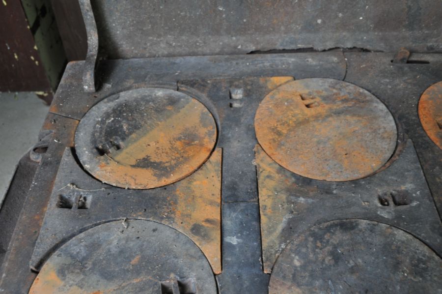 Antique Royal Leader Cast Iron Stove