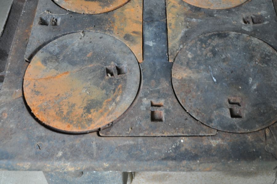 Antique Royal Leader Cast Iron Stove