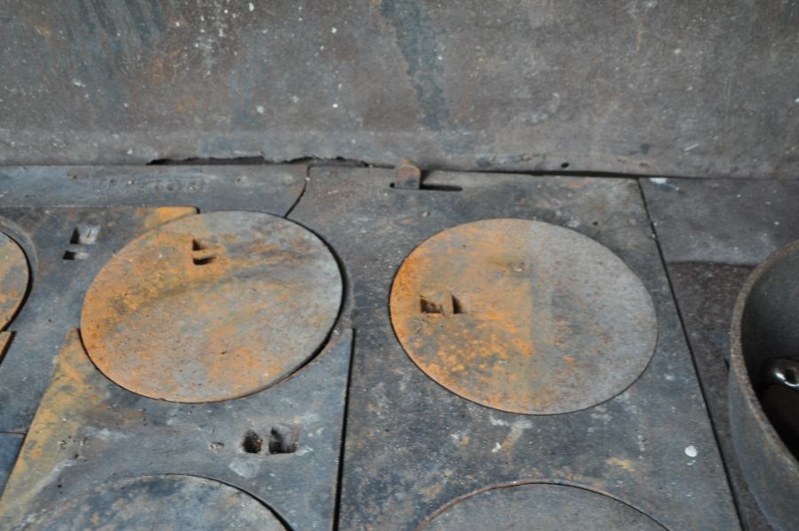 Antique Royal Leader Cast Iron Stove