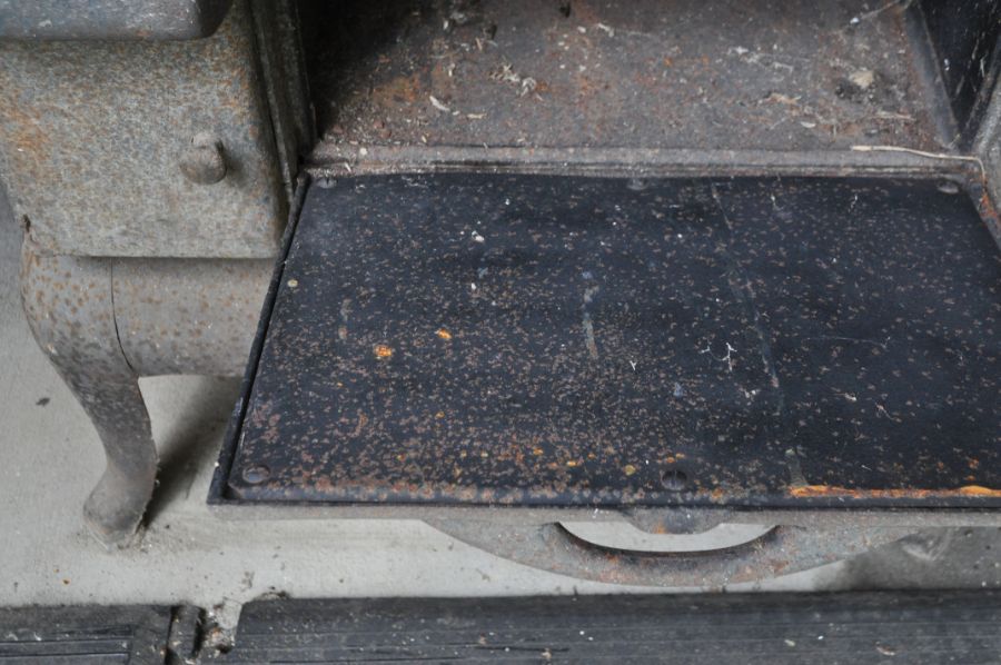 Antique Royal Leader Cast Iron Stove