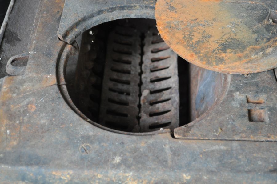 Antique Royal Leader Cast Iron Stove