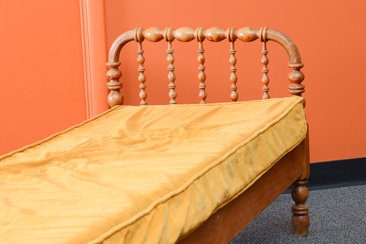 Antique Jenny Lind Day Bed