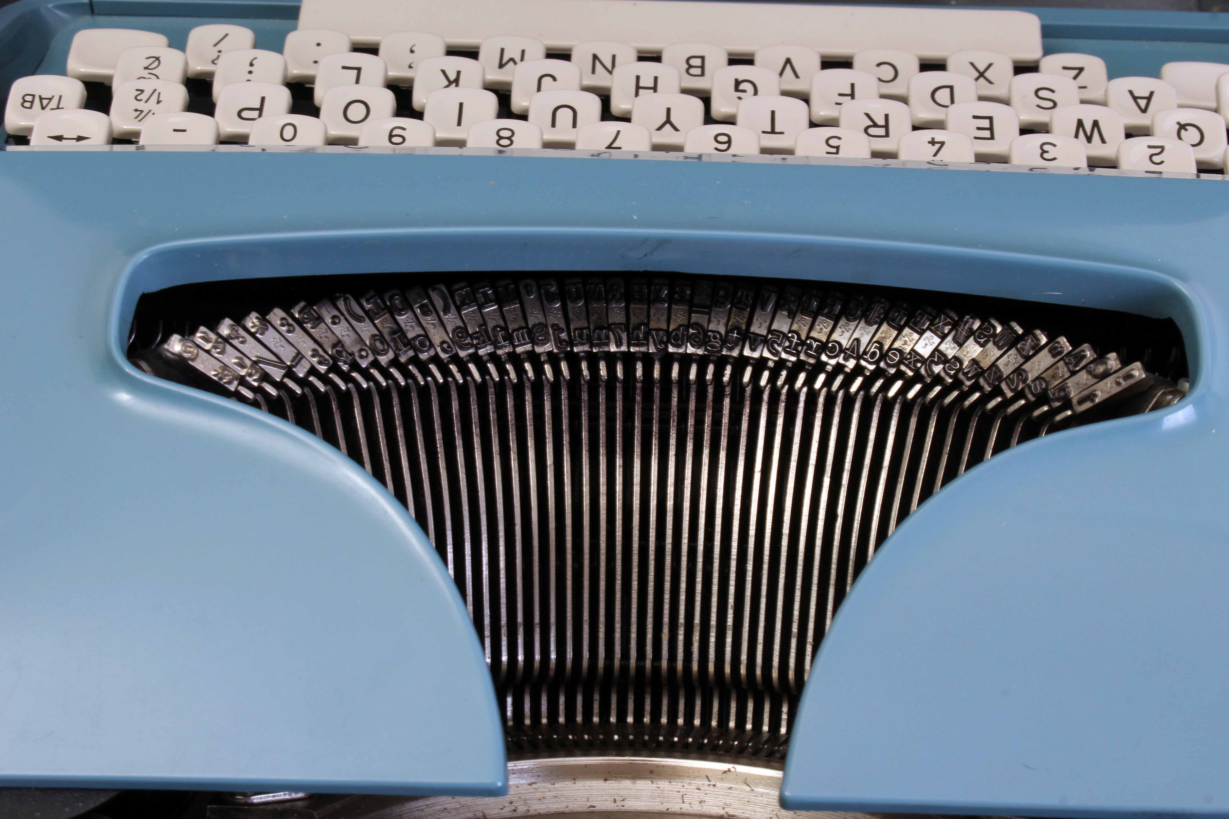 Retro 1970s Remington "Personal-Riter" Typewriter