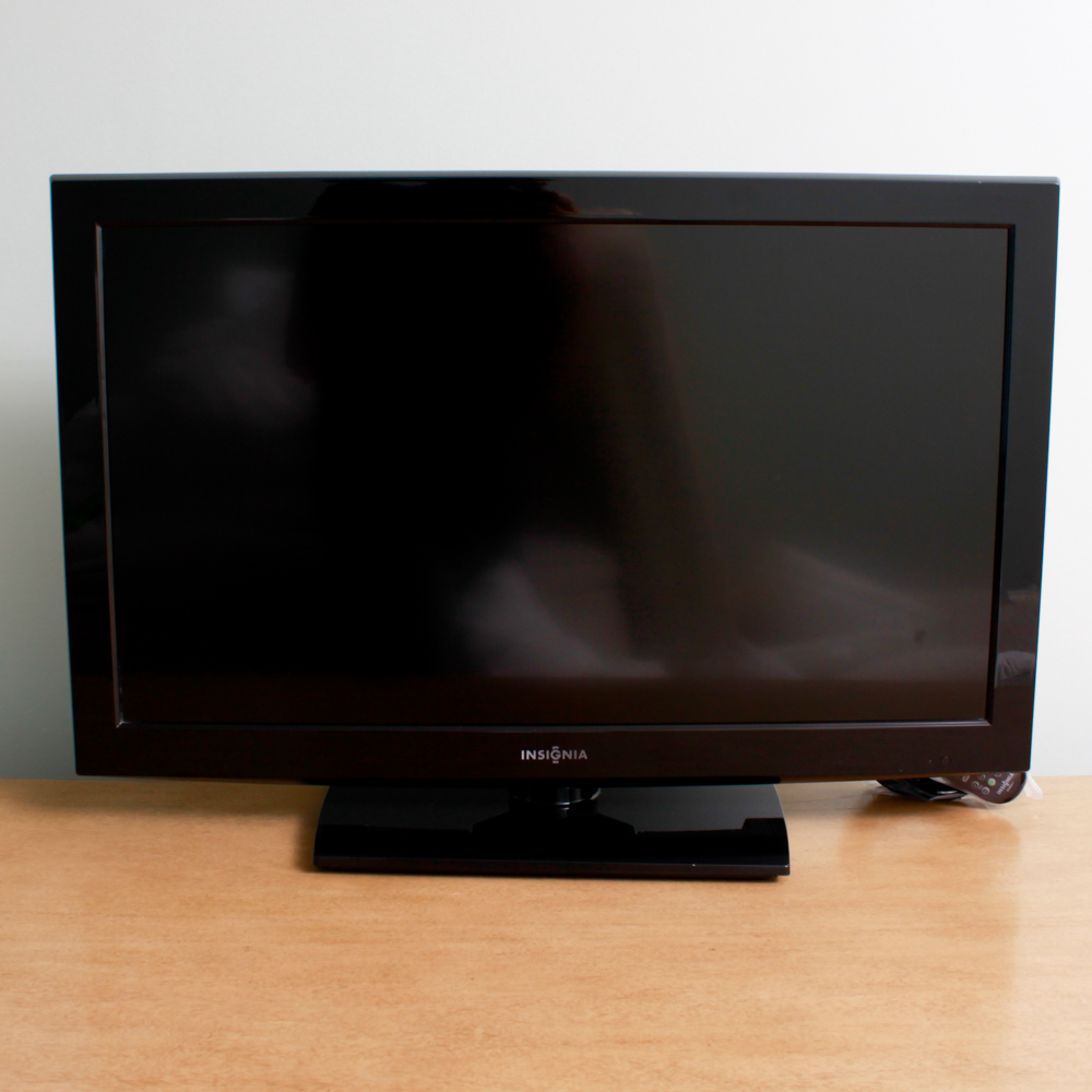 Insignia 32" LCD Television Blu-ray Combo