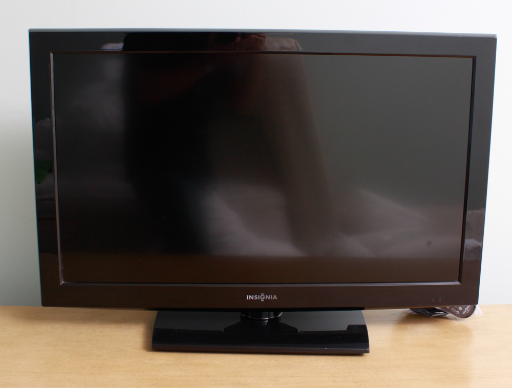 Insignia 32" LCD Television Blu-ray Combo
