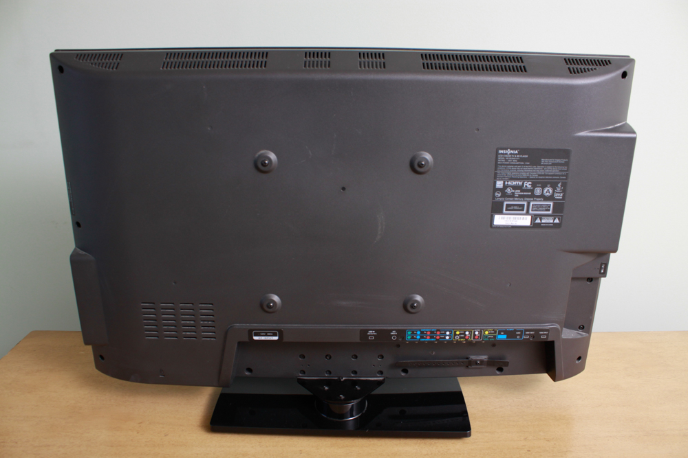 Insignia 32" LCD Television Blu-ray Combo