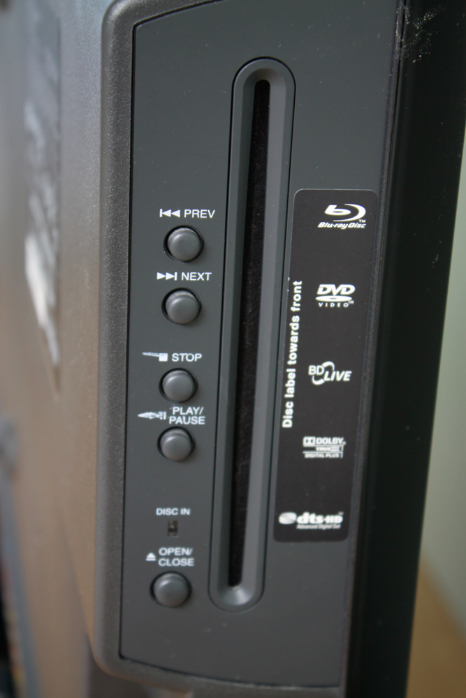 Insignia 32" LCD Television Blu-ray Combo