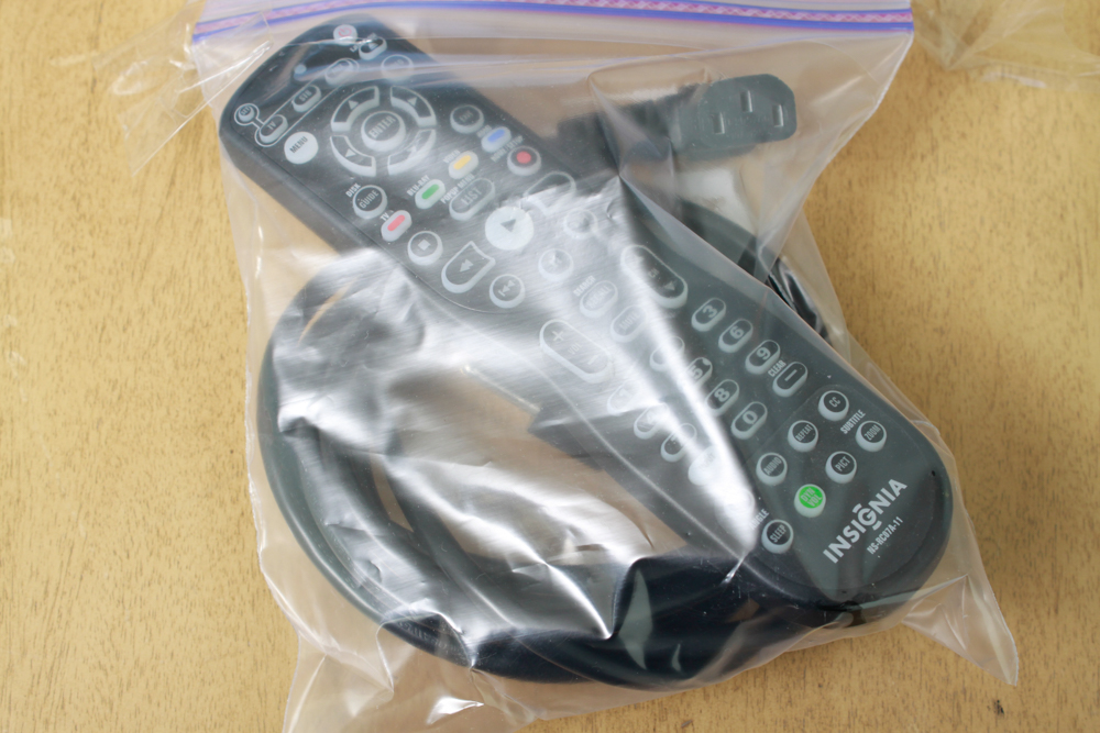 Insignia 32" LCD Television Blu-ray Combo