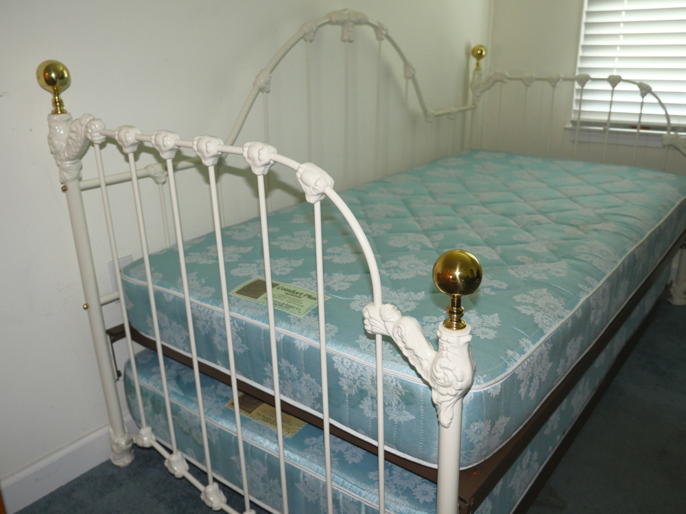 Vintage White Iron Twin Size Trundle Bed