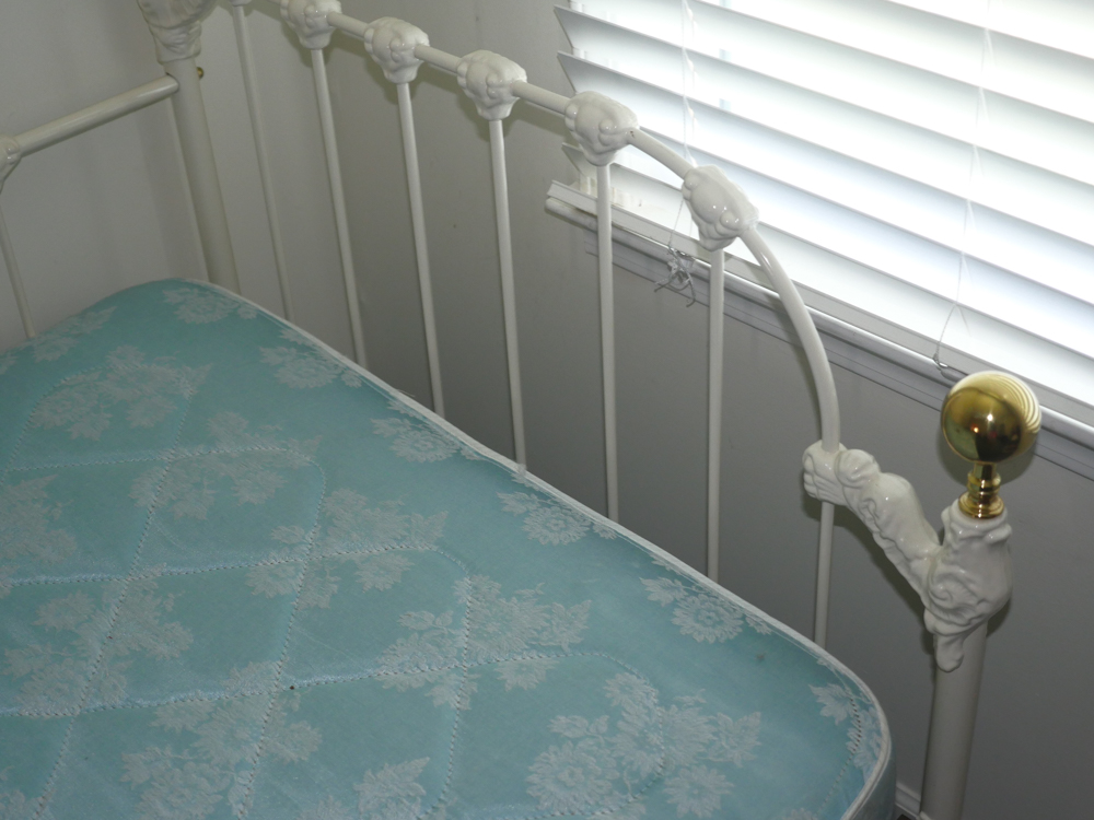 Vintage White Iron Twin Size Trundle Bed