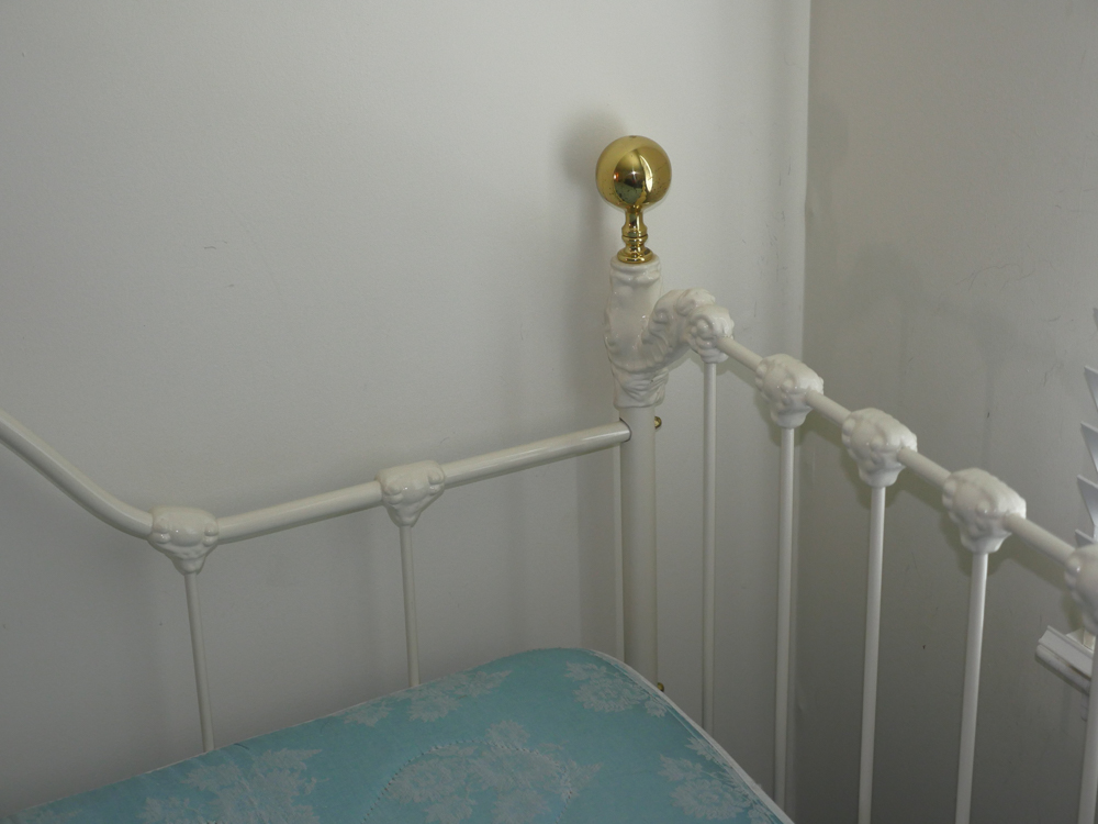 Vintage White Iron Twin Size Trundle Bed