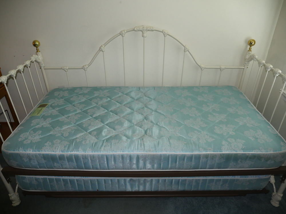 Vintage White Iron Twin Size Trundle Bed