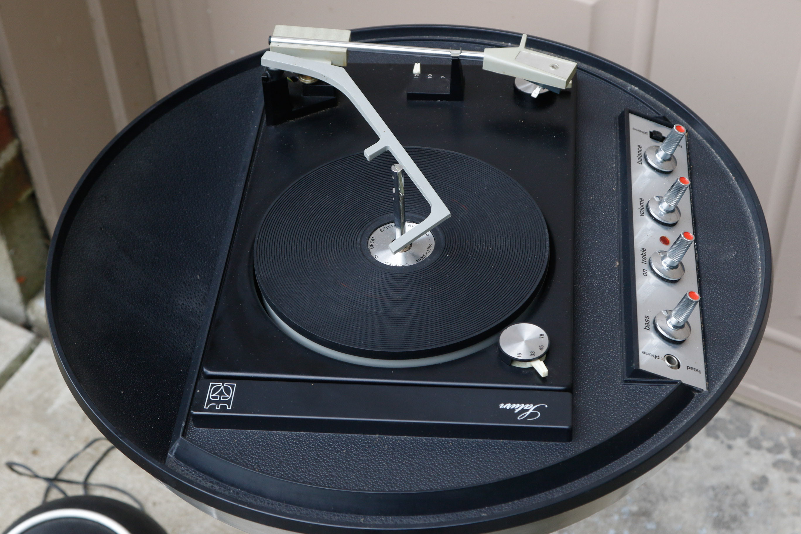 Electrohome Saturn Apollo Turntable With Speakers and Records