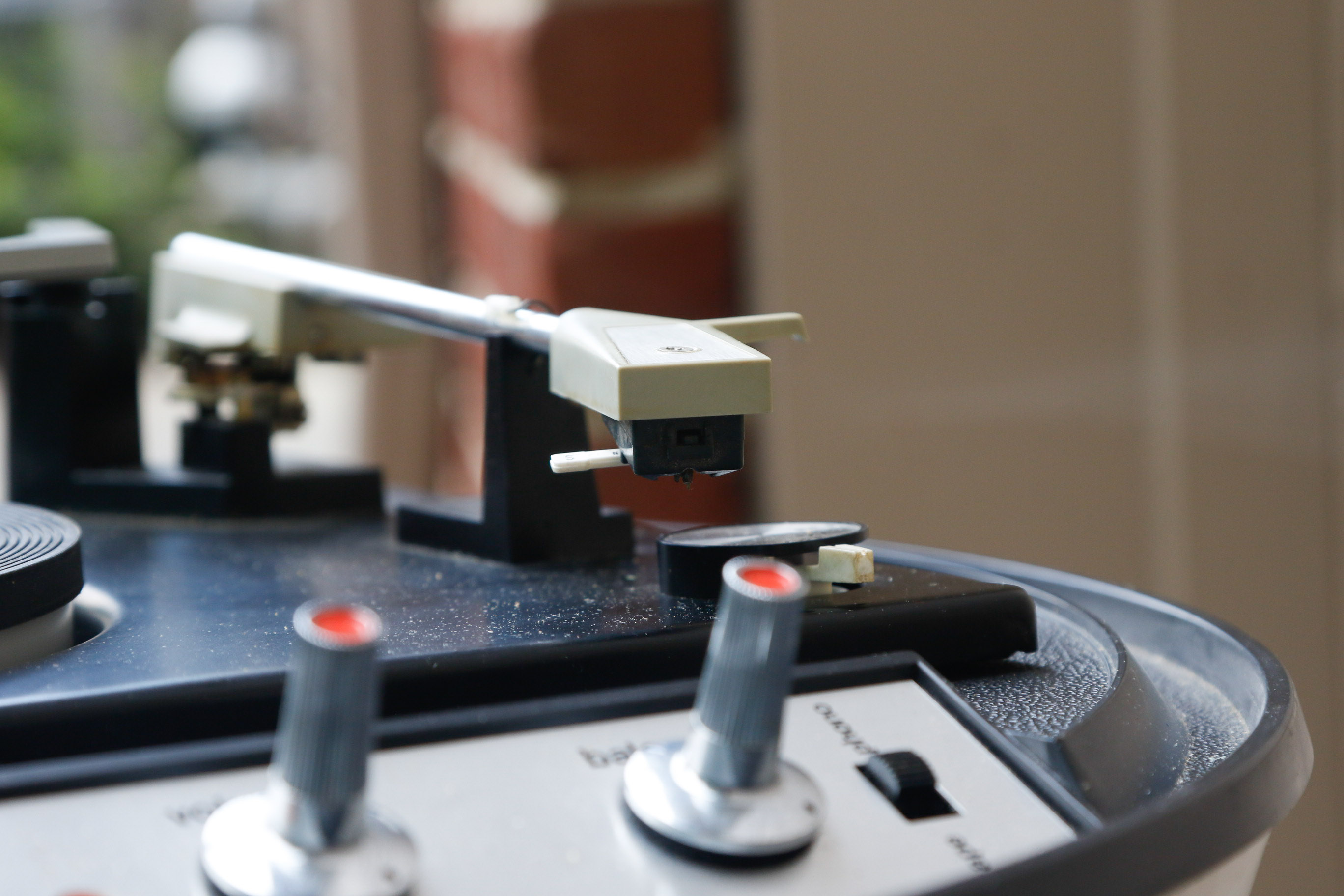 Electrohome Saturn Apollo Turntable With Speakers and Records